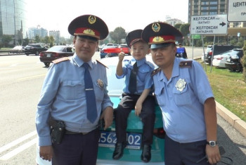 Фотография к новости: Пятилетний онкобольной мальчик из Алматы осуществил мечту стать полицейским 