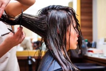 Сделала дорогую причёску и сбежала: ДВД Астаны ищет мошенницу  