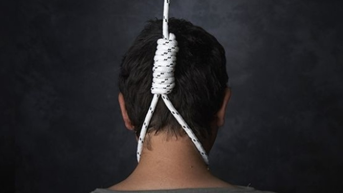 Известного врача в Уральске обнаружили повешенным в собственном доме