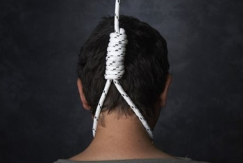 Фотография к новости: Известного врача в Уральске обнаружили повешенным в собственном доме