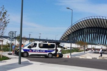 Неизвестный выехал на лётное поле в аэропорту Лиона на украденном авто 