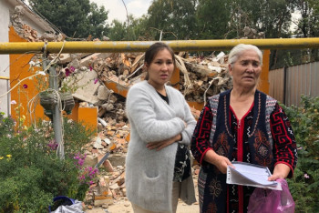 Соседи оставили 70-летнюю пенсионерку без жилья и намерены отнять землю в Алматы