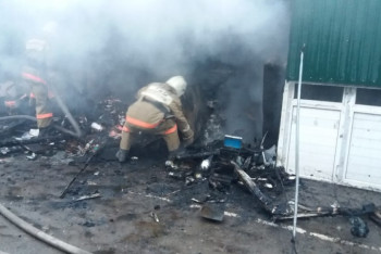 Крупный пожар охватил торговый дом в ВКО