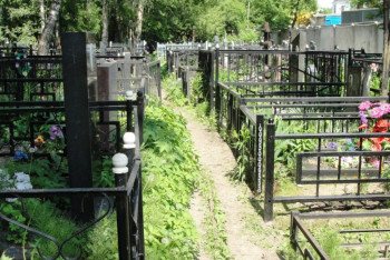 Неизвестные воровали могильные ограды с кладбища в Атырау 