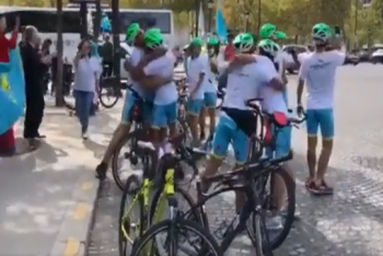  Слабовидящие казахстанцы совершили путешествие из Астаны в Париж на велосипедах