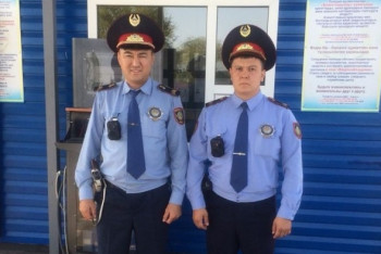 Фотография к новости: Инспектор дорожной полиции и боец СОБРа едва не приняли роды у женщины в Алматы