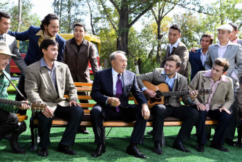 Фотография к новости: Глава государства спел "Песню о тревожной молодости" в Темиртау