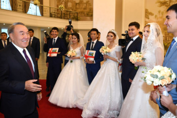 Фотография к новости: Назарбаев принял участие в церемонии бракосочетания молодожёнов в Караганде