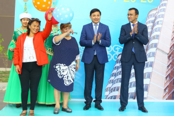 Фотография к новости: Ключи от квартир первым участникам программы "7-20-25" вручил Ашимбаев в ЗКО 