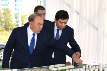 Фотография к новости: Назарбаев осмотрел застройку нового центра Караганды