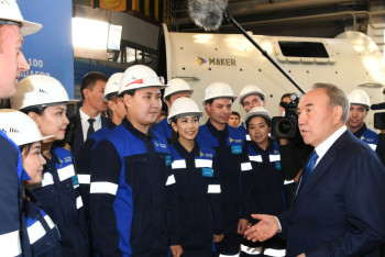 Фотография к новости: Назарбаев посетил новый машиностроительный завод в Караганде