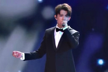 Фотография к новости: Видел бы это Басков - Димаш Кудайберген "взорвал" зал на "Новой волне" в Сочи