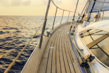 Звезда StandUp Руслан Белый развлекал казахстанских женщин на яхте в Сардинии