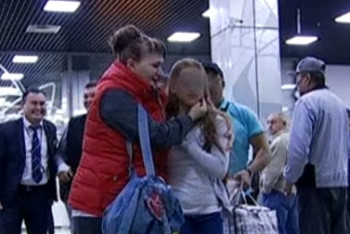 Фотография к новости: После 6 лет разлуки казахстанке вернули дочь из Молдовы