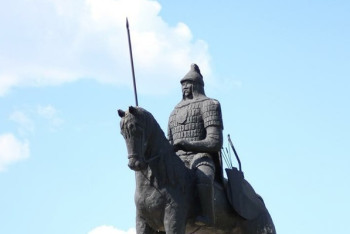 Памятник батыра к 550-летию Казахского ханства разрушили в Костанайской области