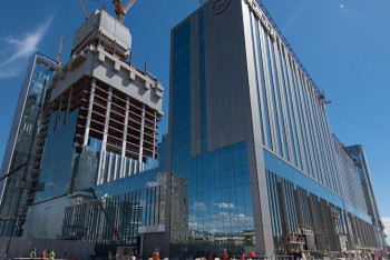 Фотография к новости: Строительство "Абу-Даби Плаза" идёт по графику - подрядчик