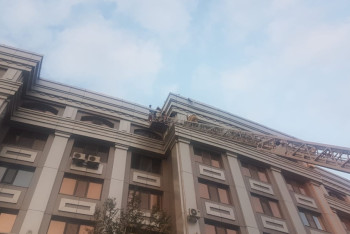 Фотография к новости: В КЧС выясняют причины задымления здания "КазМунайГаза" в Астане 