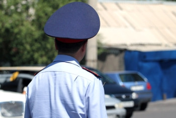 Фотография к новости: За участие в экстремистском движении "ДВК" осудили полицейского в Атырау