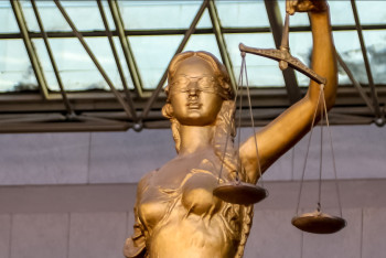 Штраф назначили карагандинке за ритуал с ножами на детской площадке