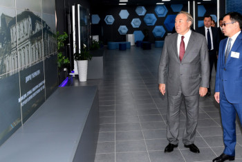 Фотография к новости: Назарбаеву представили макет Алматы в 3D-проекции