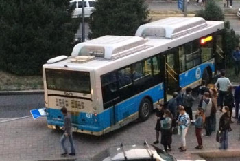 Не сработал ручник -  в Green Bus прокомментировали наезд автобуса на остановку в Алматы