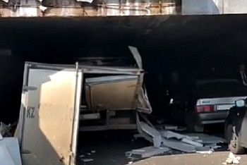 ДТП в Астане: "Газель" зажало в туннеле