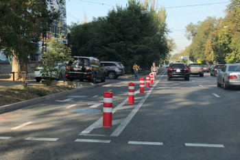 Фотография к новости: Специальные столбики появились на велополосах в Алматы