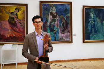 Фотография к новости: Известный кюй на кобызе сыграл американский дипломат 