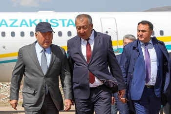 Фотография к новости: Назарбаев прибыл в Кыргызстан