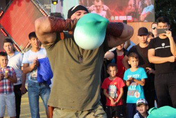 Двадцать резиновых грелок взорвал казахстанский гиревик Сергей Цирюльников