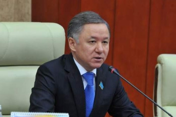 Фотография к новости: Президент поздравил спикера Мажилиса с днём рождения