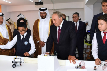 Фотография к новости: Назарбаев посетил подаренную катарцами школу в Астане