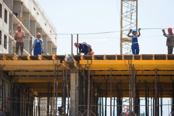 Фотография к новости: "Нұрлы жер" и "7-20-25" позволили повысить уровень ввода жилья в Алматы – Байбек