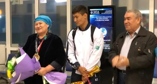 Призер Азиатских игр Нартай Кажеков подарил медаль своей маме