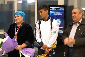 Призер Азиатских игр Нартай Кажеков подарил медаль своей маме