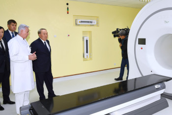 Фотография к новости: Назарбаев посетил центр томотерапии и ядерной медицины в Астане