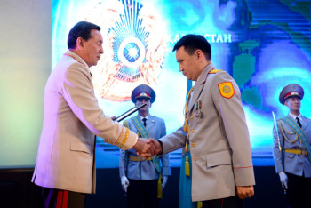 Более 900 сотрудников органов внутренних дел наградили в Казахстане