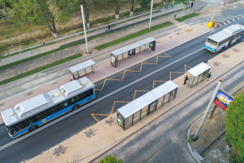 Перекладывайте всё обратно - Байбек раскритиковал тротуарную плитку на площади Абая