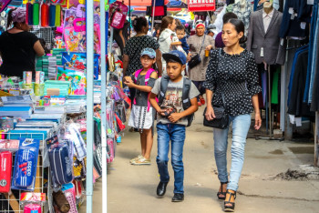 Рынок, магазин или ярмарка – где астанчанам выгоднее собирать ребёнка в школу