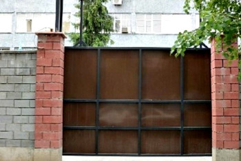 Причины возведения новых заборов вокруг здания ДВД Алматы озвучили в полиции