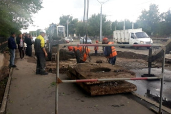 После "фонтана" посреди улицы 123 многоэтажки остались без горячей воды в Павлодаре