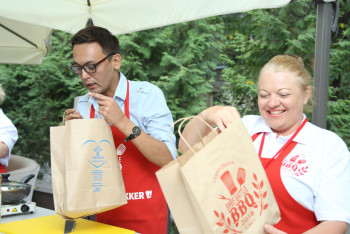 Блюдо "вслепую": кулинарная битва журналистов прошла в Алматы