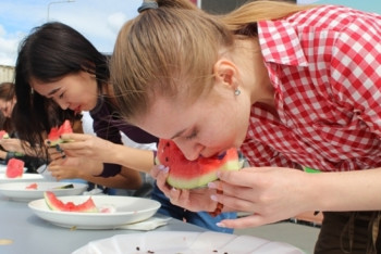 Полтонны арбузов съели и разыграли павлодарцы на "Қарбыз Fest"