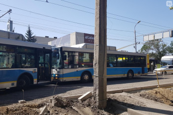 Лоб в лоб столкнулись два автобуса в Алматы 