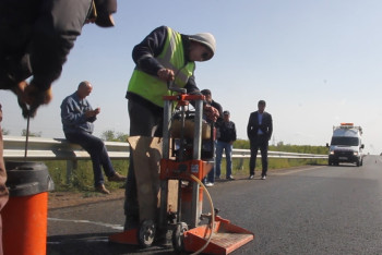 Таксист из Уральска добился перепроверки качество ремонта трассы за шесть млн тенге