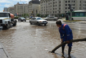 Почему Астану топит во время проливных дождей, рассказали в акимате 