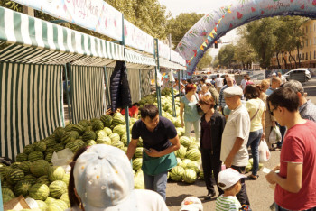 Фотография к новости: В три раза больше продукции привезут на арбузную ярмарку в Алматы