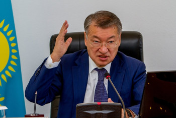 Фотография к новости: Даниал Ахметов поставил ультиматум врачам ВКО  