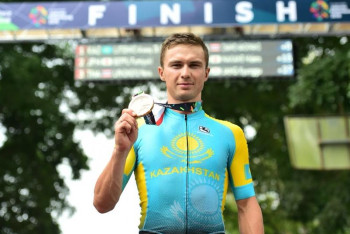 Фотография к новости:  Велогонщик Луценко стал двукратным чемпионом Азиады