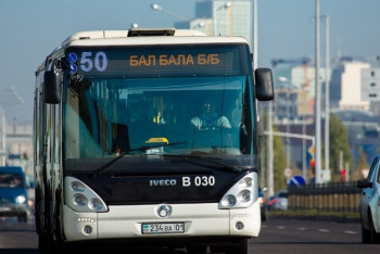 Отстранение от работы водителя "плавающего" автобуса объяснили в "Астана LRT"